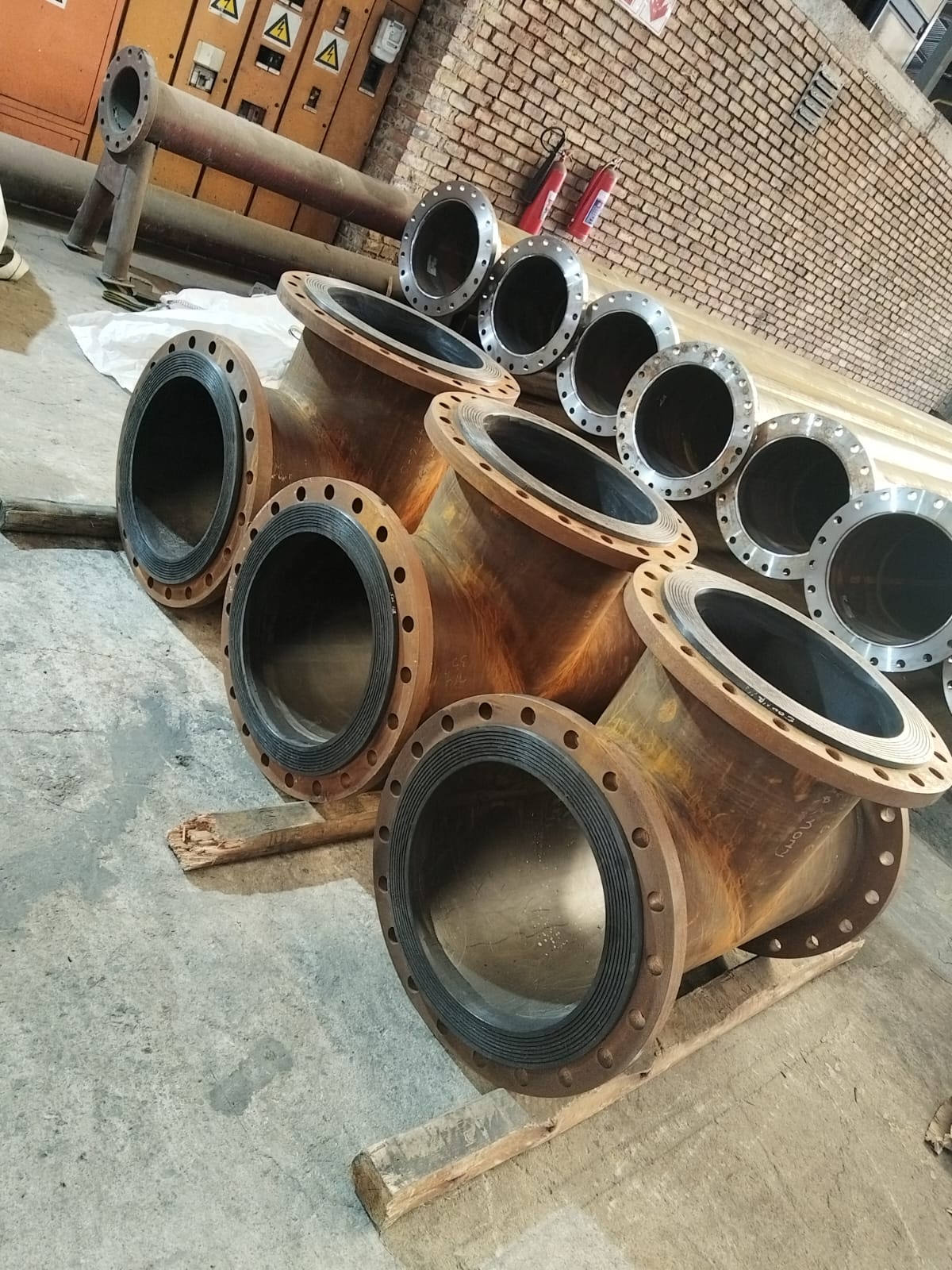 Rubber-lined steel tee fittings with flanged ends fabricated by Wetpipe